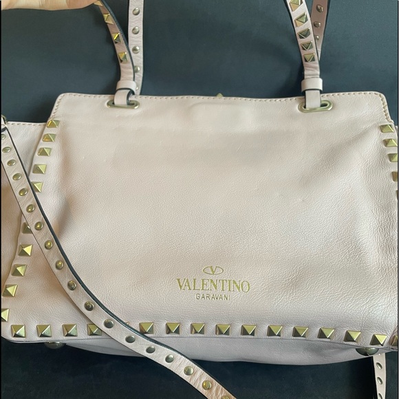 Valentino Garavani SMALL PINK GRAIN CALFSKIN LEATHER ROCKSTUD BAG - Picture 2 of 5